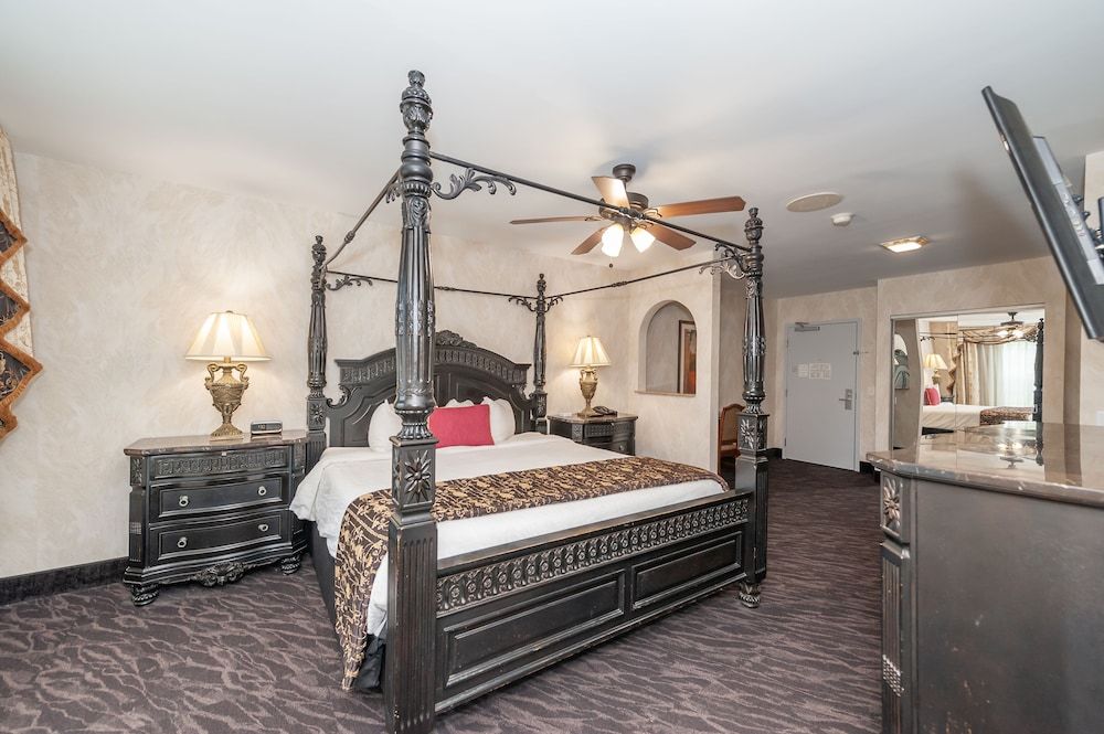 Bellissimo Hotel, Trademark by Wyndham Near Foxwoods Casino Presidential Room, 1 King Bed, Non Smoking 2