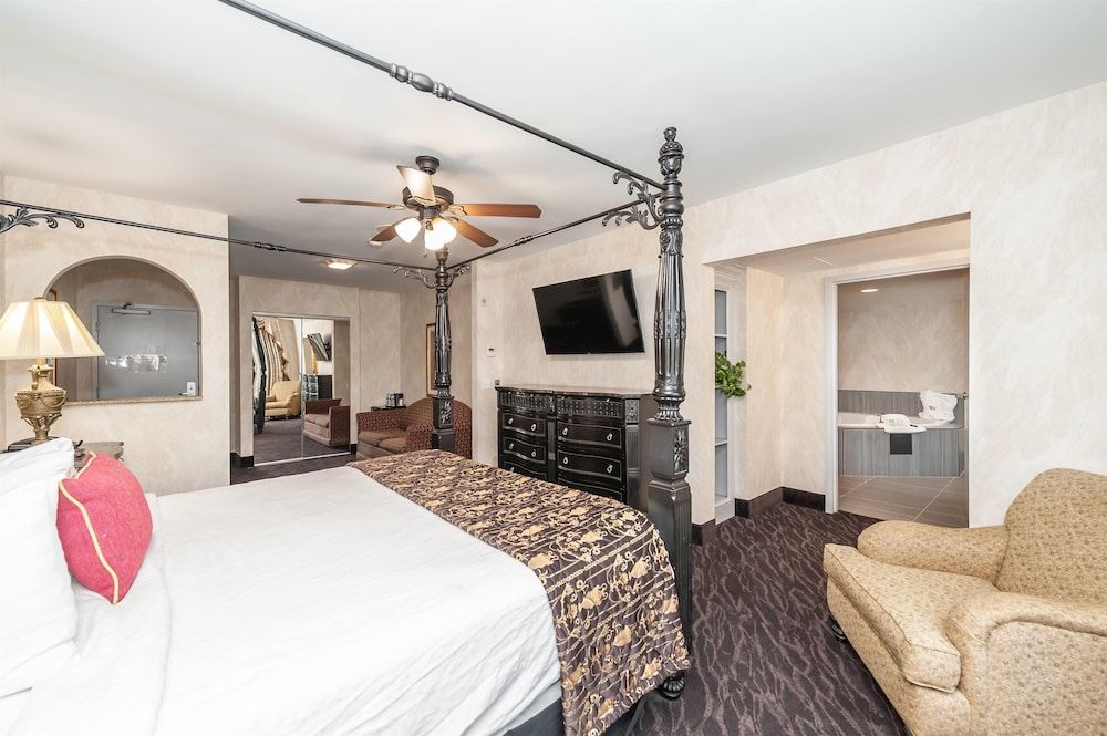 Bellissimo Hotel, Trademark by Wyndham Near Foxwoods Casino Presidential Room, 1 King Bed, Non Smoking 3