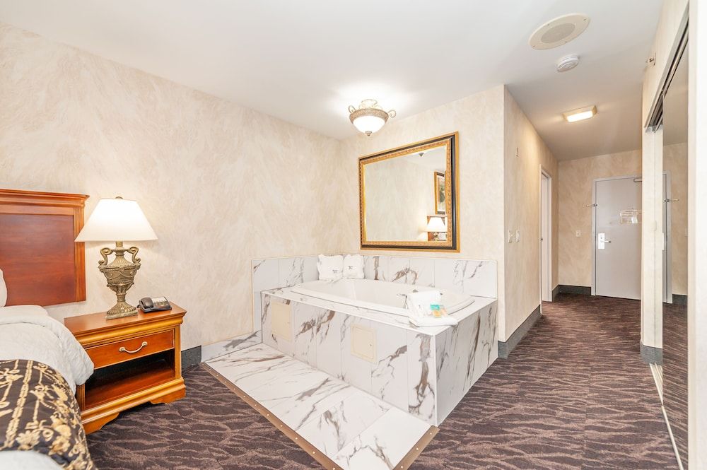 Bellissimo Hotel, Trademark by Wyndham Near Foxwoods Casino Presidential Room, 1 King Bed, Non Smoking 11