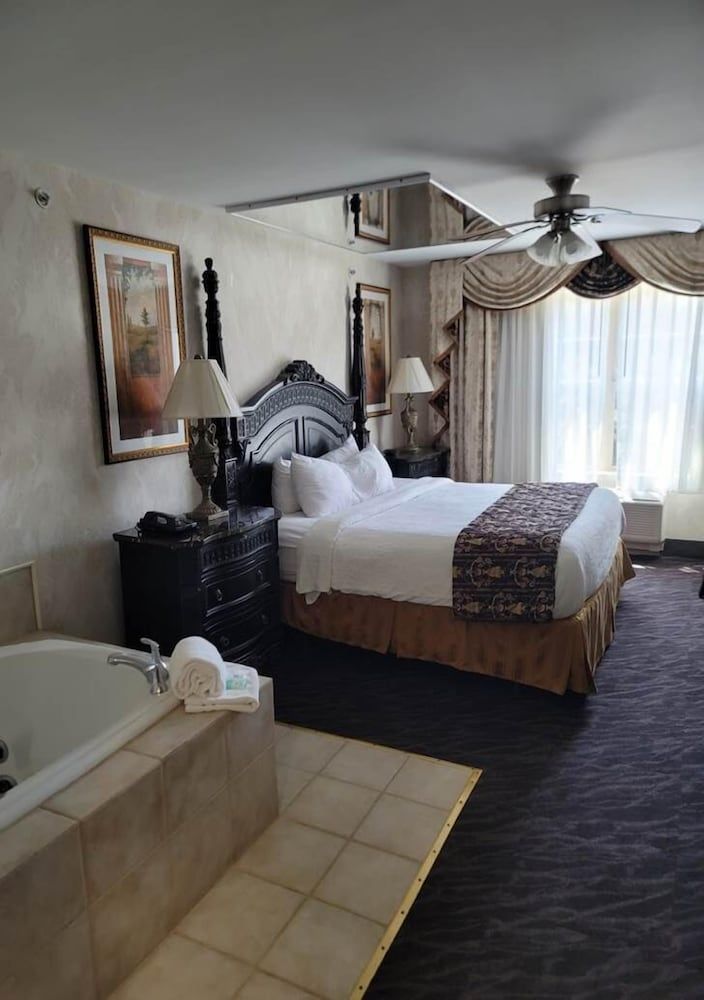 Bellissimo Hotel, Trademark by Wyndham Near Foxwoods Casino Presidential Room, 1 King Bed, Non Smoking (Mirror)