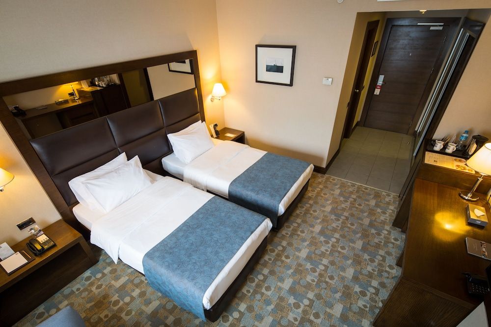 DELUXE, TWIN BEDS