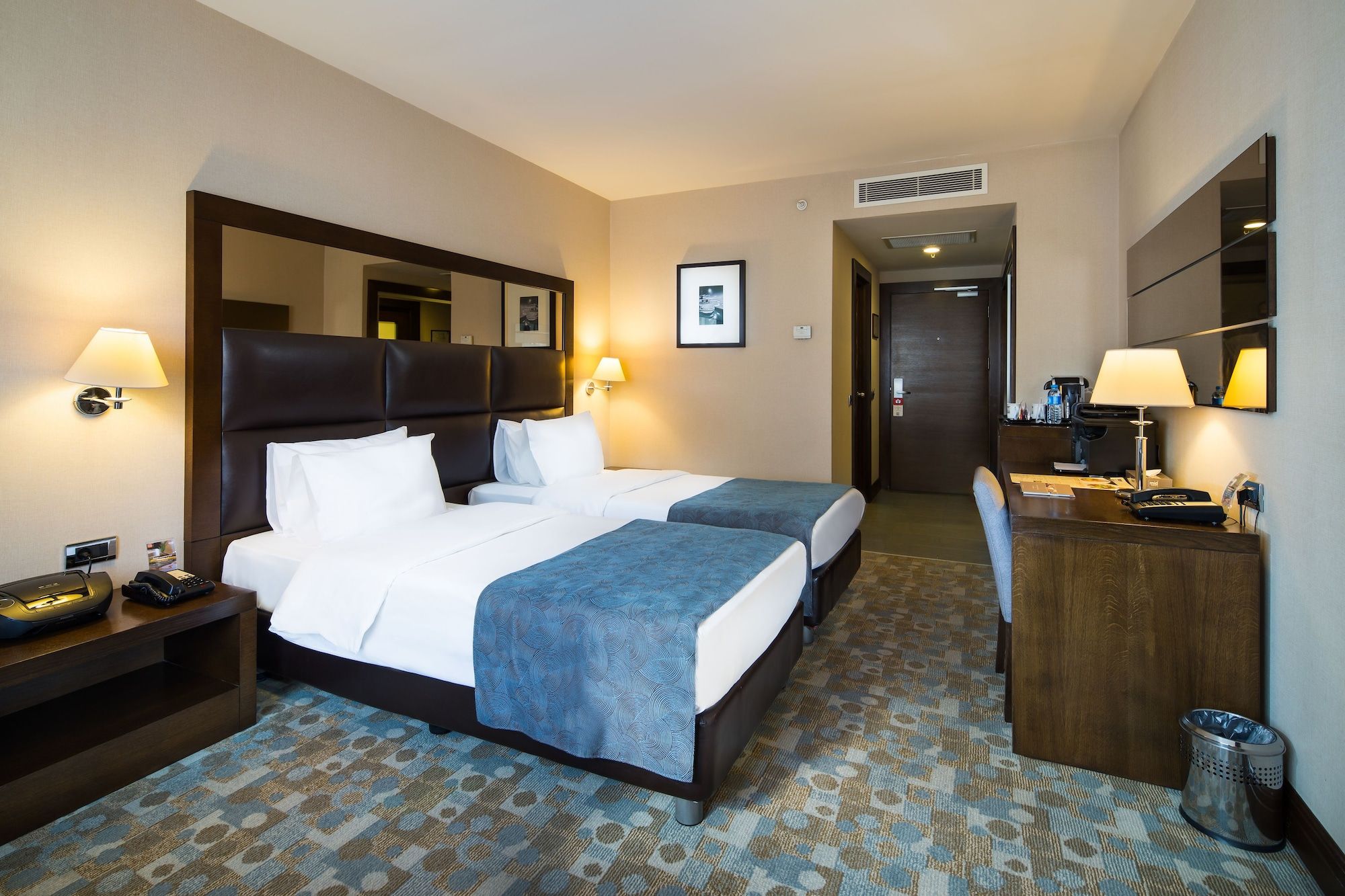 DELUXE, TWIN BEDS