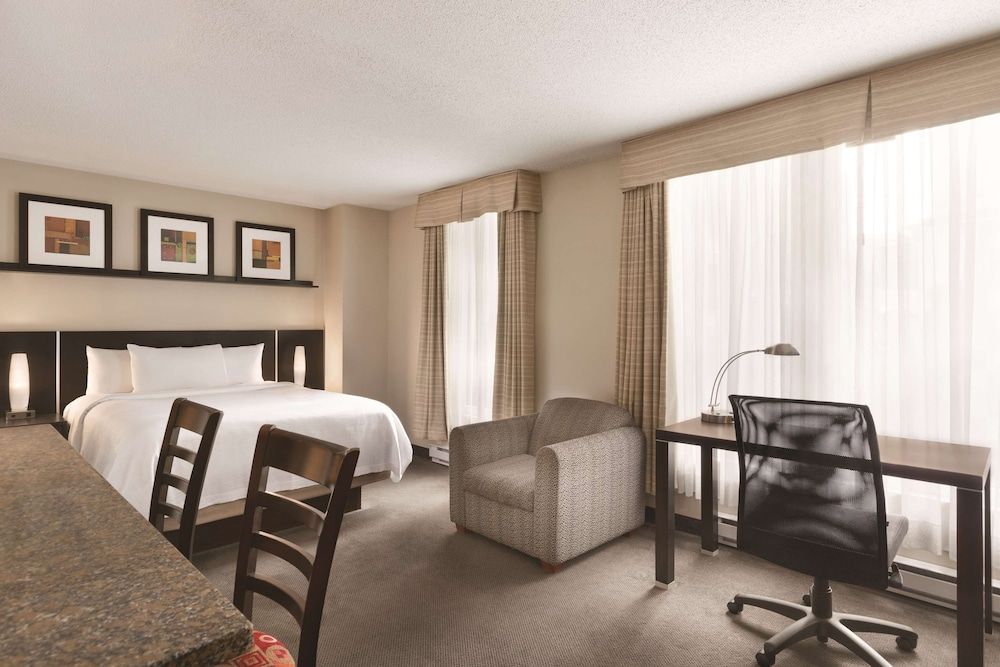 undefined Embassy Suites Montréal by Hilton 8