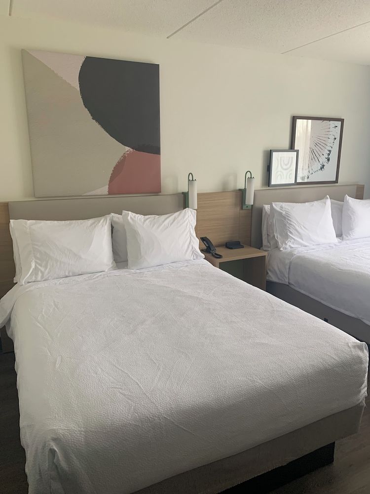 Room, 2 Queen Beds, Accessible, Bathtub