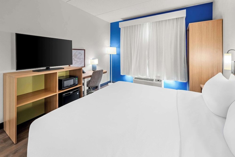 Room, 1 King Bed, Accessible (Mobility & Hearing, Roll-in Shower)