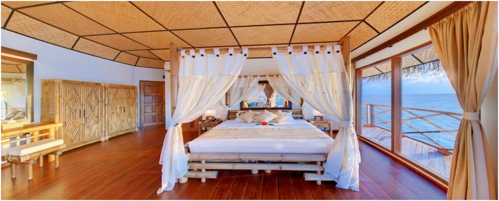 Superior Bungalow, Overwater