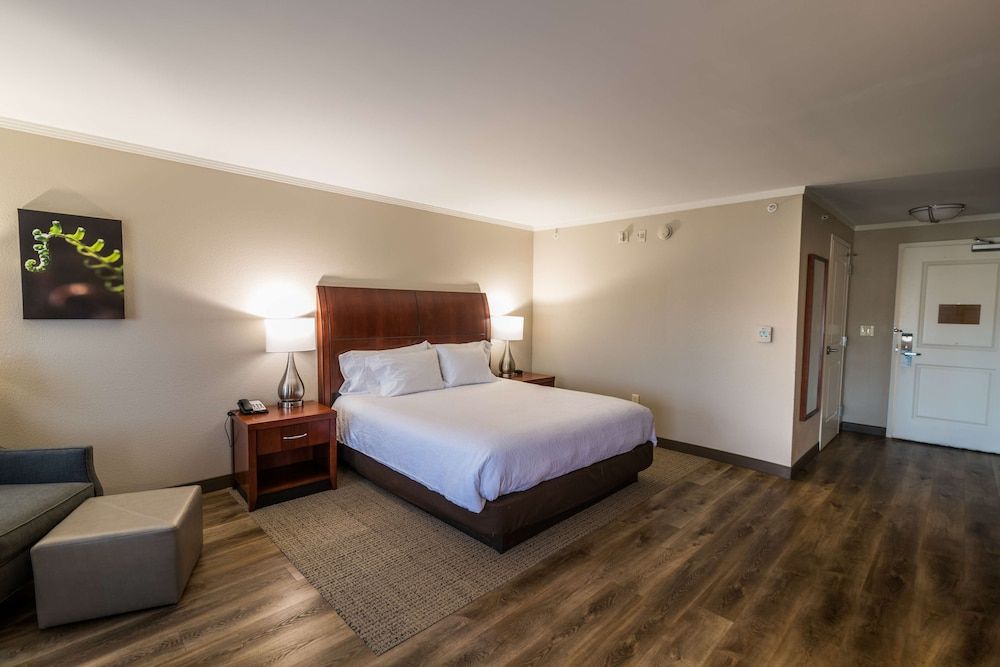 One king bed corner room