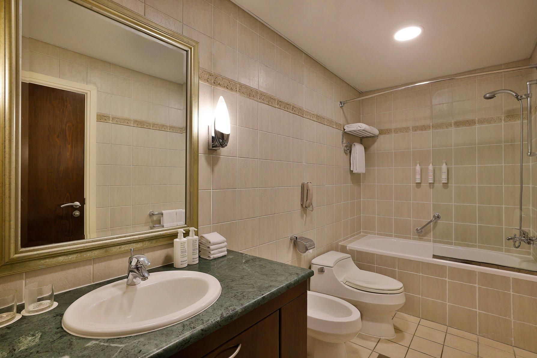 2 Bedroom Apartment, Bedroom 1: 1 King, Bedroom 2: 2 Twin