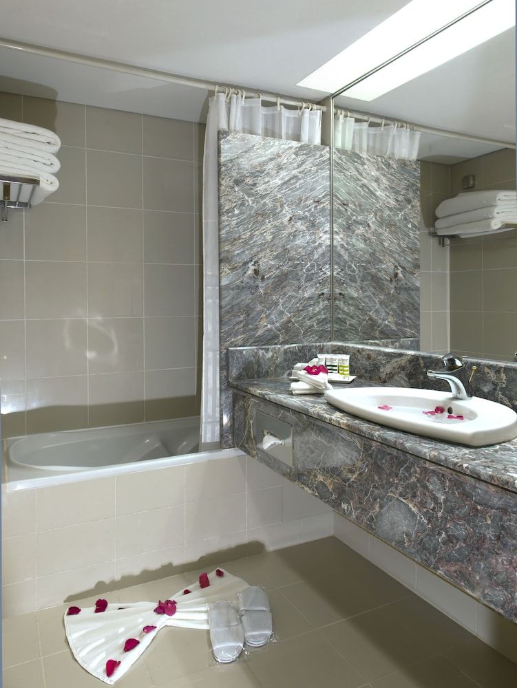 Novel Hotel City Center Deluxe Room 8