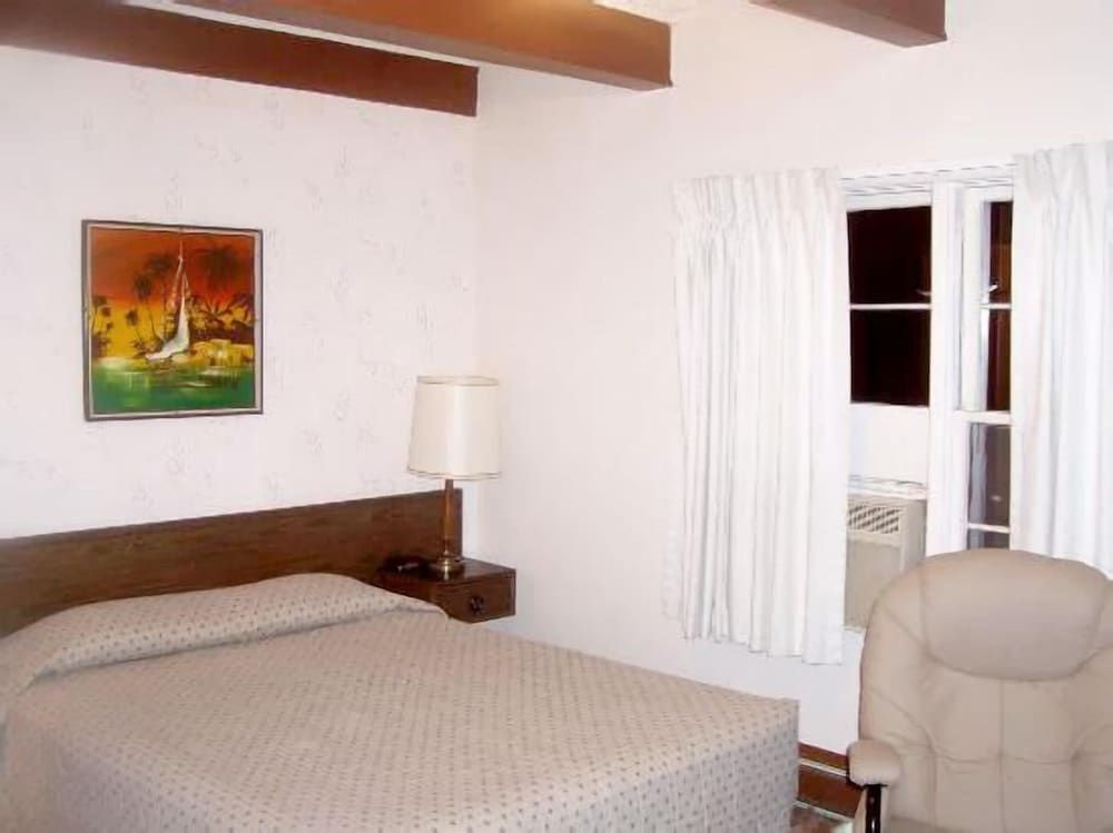 Deluxe room with queen bed