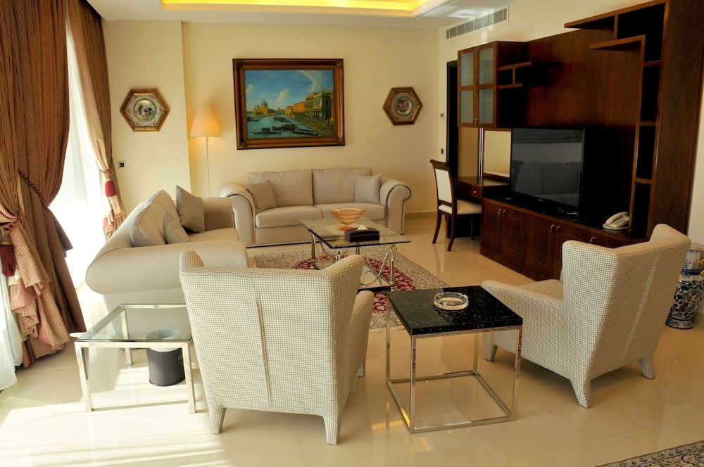 Dolphin Royal Suites Three-Bedroom Suite Family 10