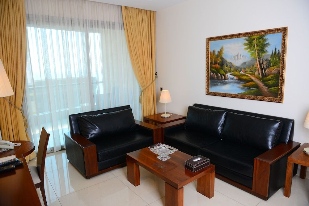 Dolphin Royal Suites One-Bedroom Suite (king)with City View 7