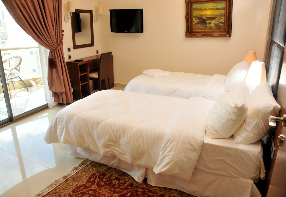 Dolphin Royal Suites Three-Bedroom Suite Family 5