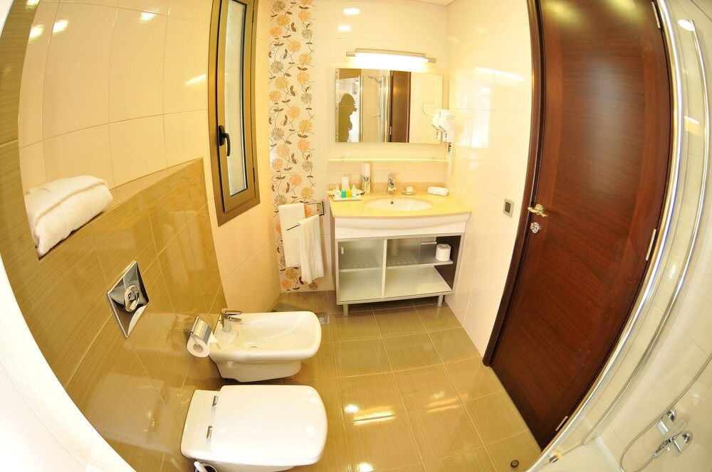 Dolphin Royal Suites One-Bedroom Suite (king)with City View 6