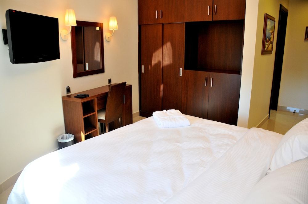 Dolphin Royal Suites Three-Bedroom Suite Family 6