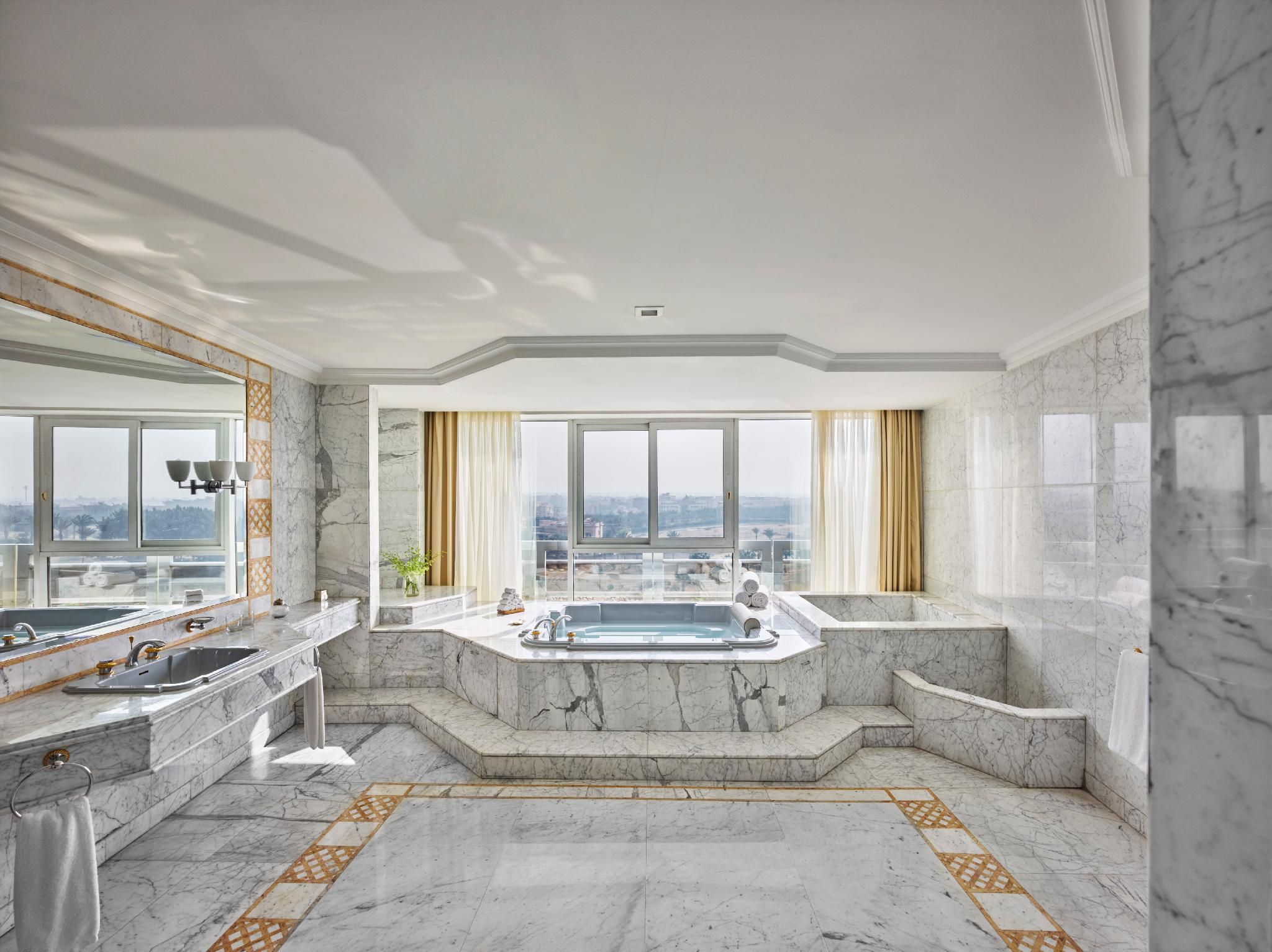 Royal Suite, Executive lounge access, 1 Bedroom Suite, 1 King, Golf view, Balcony