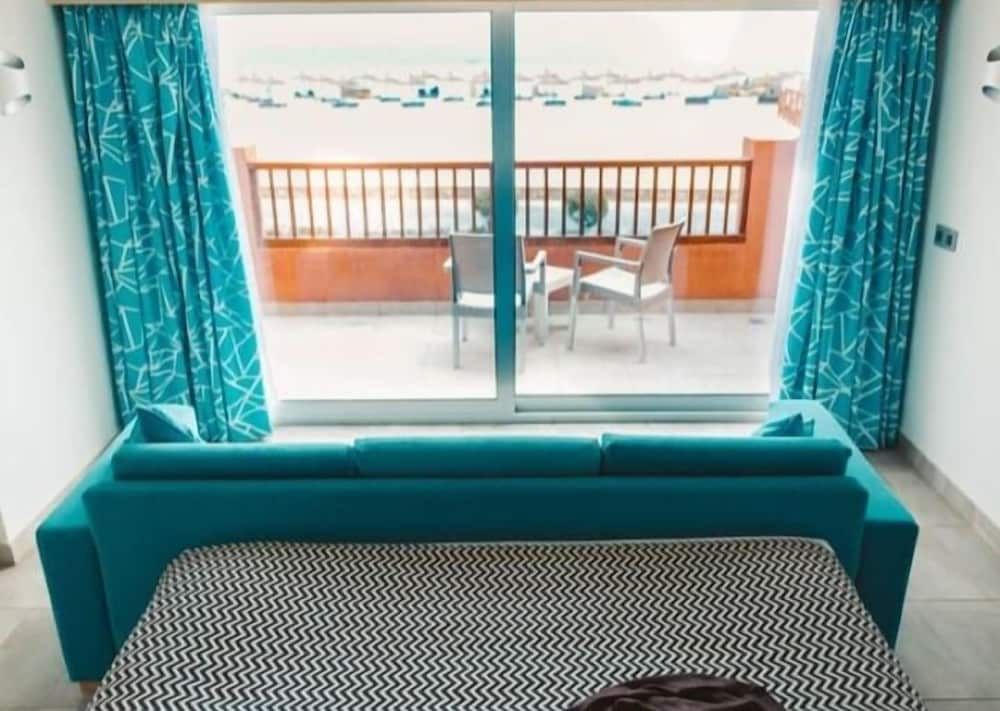 Deluxe Suite, 1 King Bed, Balcony, Sea View