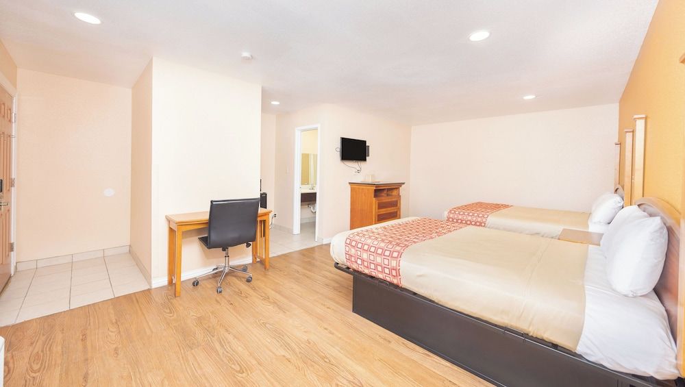 Regency Inn Hondo Standard Room, 2 Queen Beds, Smoking, Refrigerator & Microwave 4