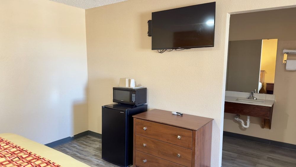 Regency Inn Hondo Standard Room, 2 Queen Beds, Smoking, Refrigerator & Microwave 8