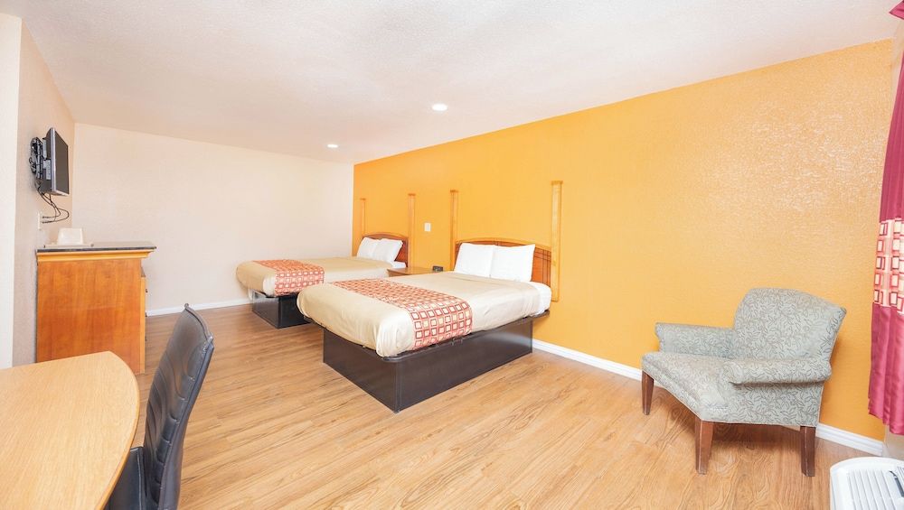 Regency Inn Hondo Standard Room, 2 Queen Beds, Smoking, Refrigerator & Microwave 5