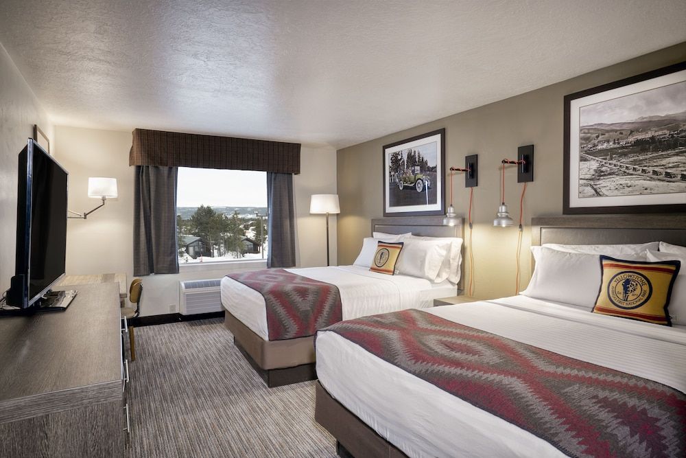 Yellowstone Park Hotel Deluxe Room, 2 Queen Beds 2