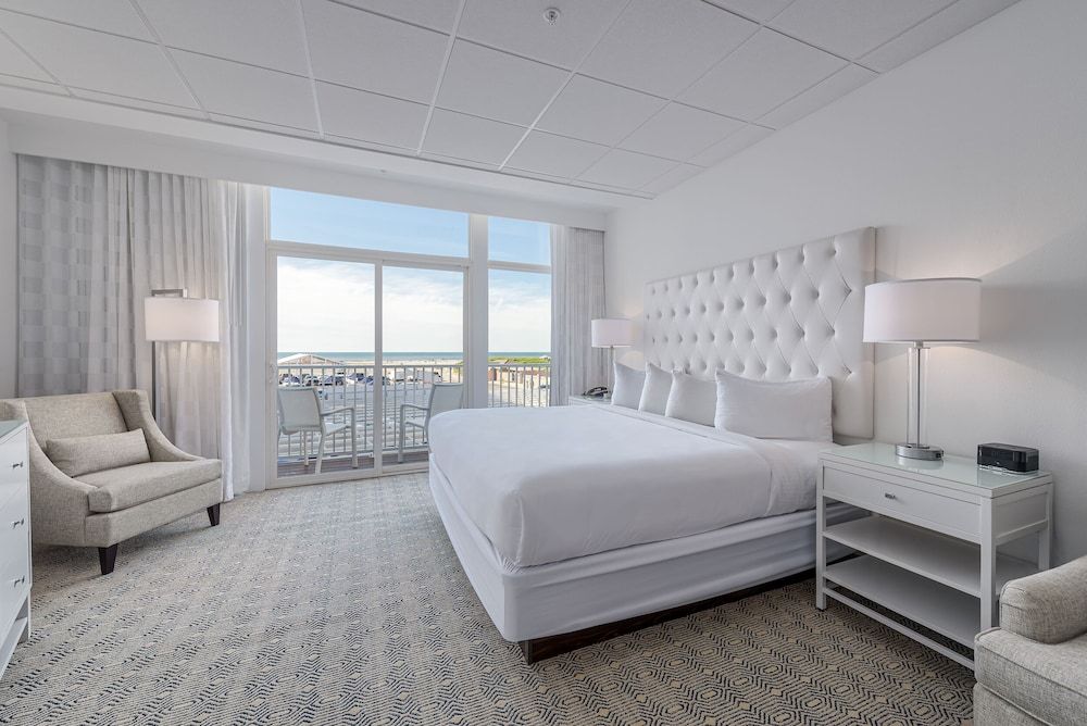 ICONA Diamond Beach Premium Poolside King Studio 3