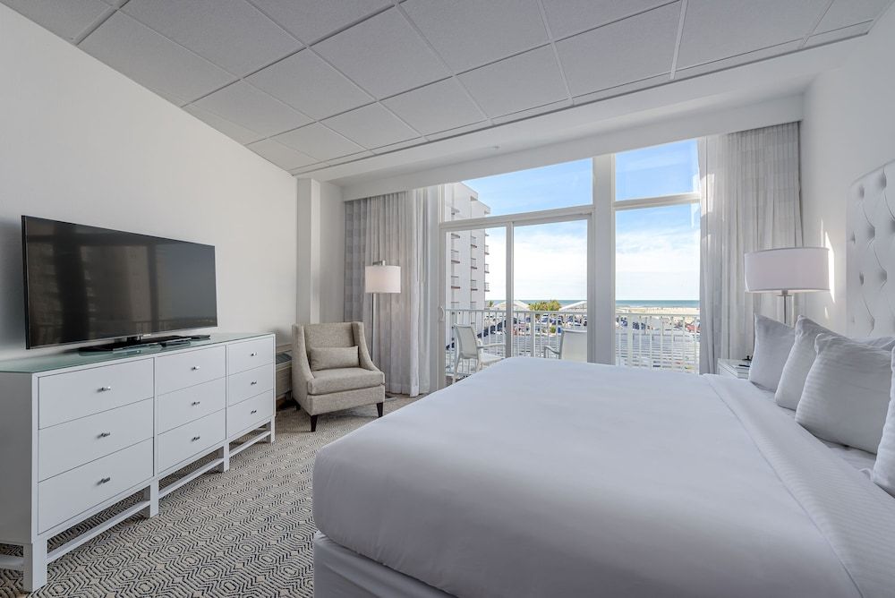 ICONA Diamond Beach Premium Poolside King Studio 7