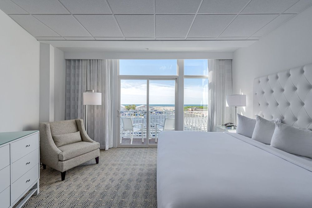 ICONA Diamond Beach Premium Poolside King Studio