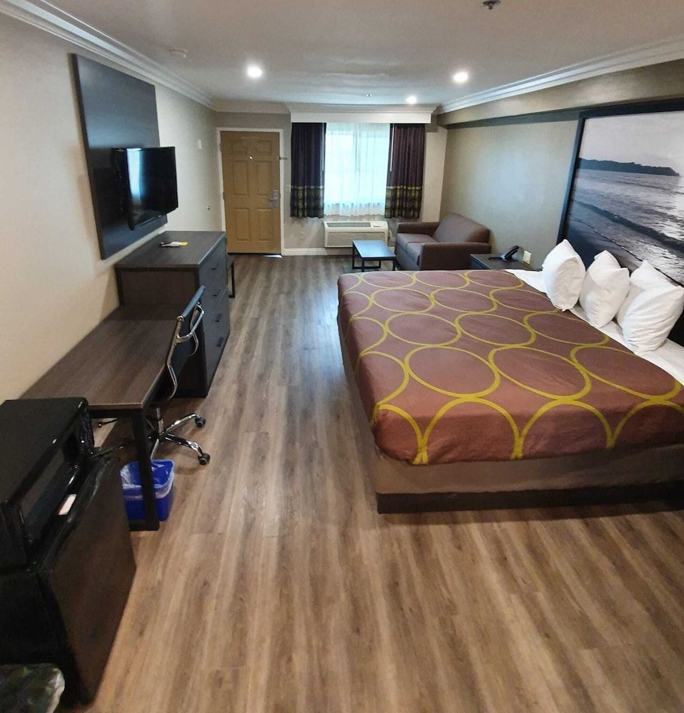 Deluxe Studio Suite, 1 King Bed, Non Smoking