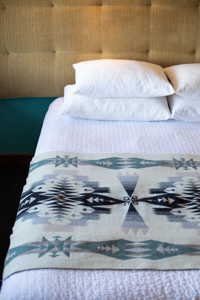 Modern Hotel Design Room, 2 Queen Beds 3