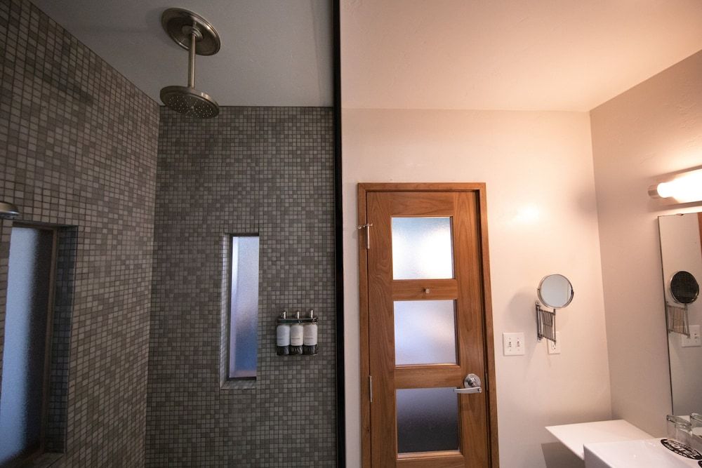 Modern Hotel Design Room, 1 King Bed, Courtyard Area 4