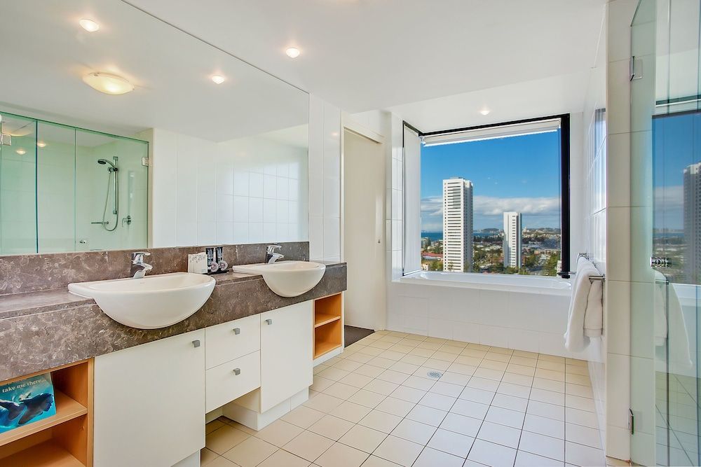 Mantra Broadbeach on the Park Apartment, 3 Bedrooms (Weekly Housekeeping) 8