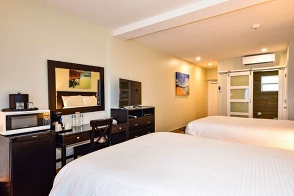 Sun Tower Hotel & Suites on the Beach Standard Double Room, 2 Queen Beds, Oceanfront 3