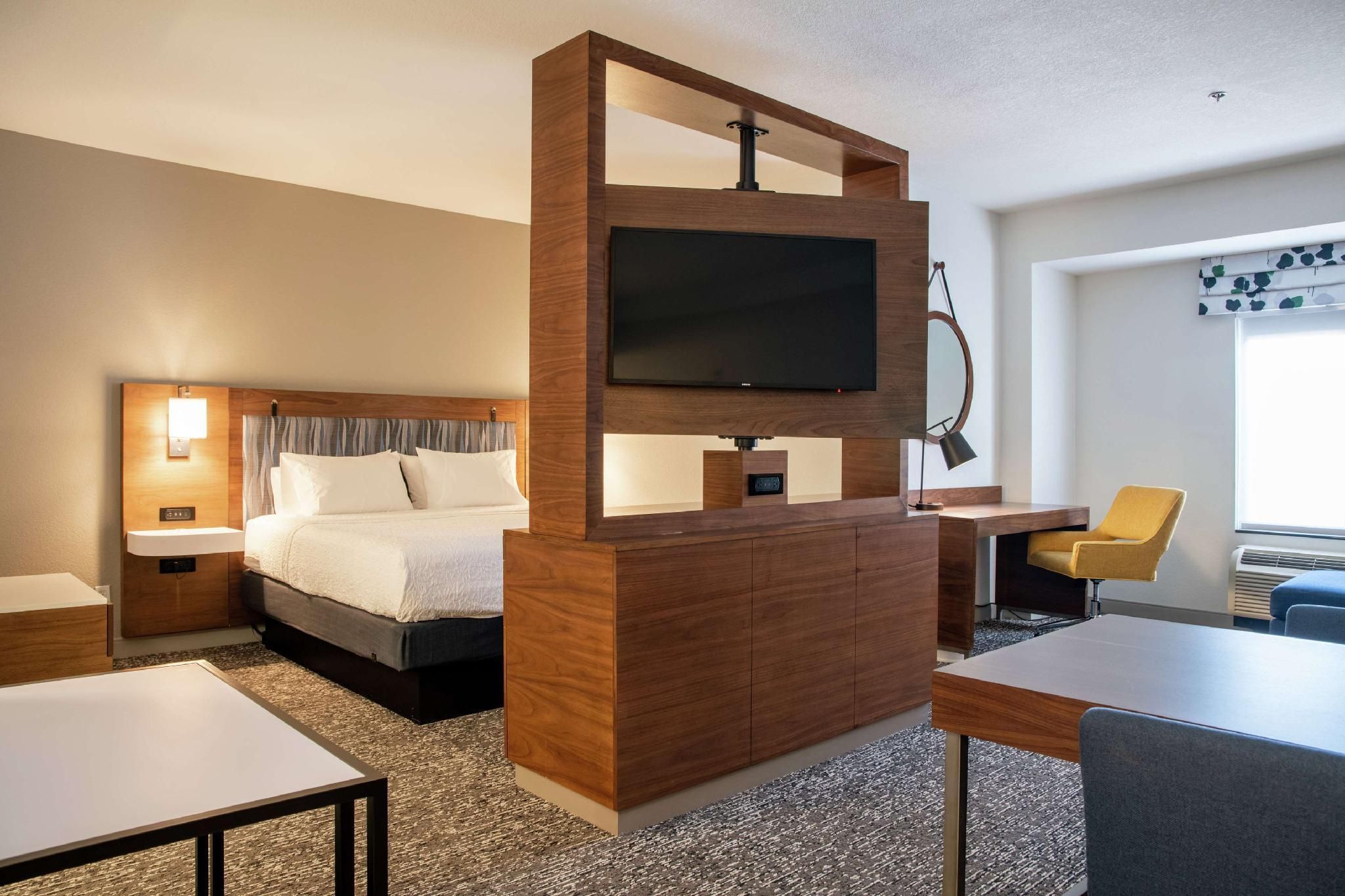 1 KING BED STUDIO SUITE W/ SOFABED NONSMOKING