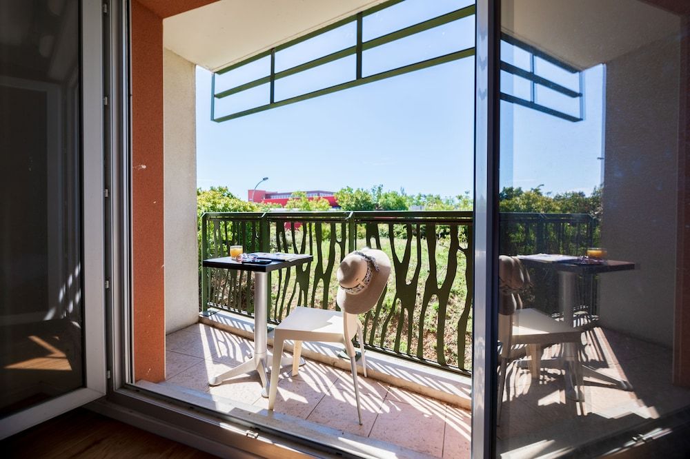 Cerise Valence Studio 3 people 2