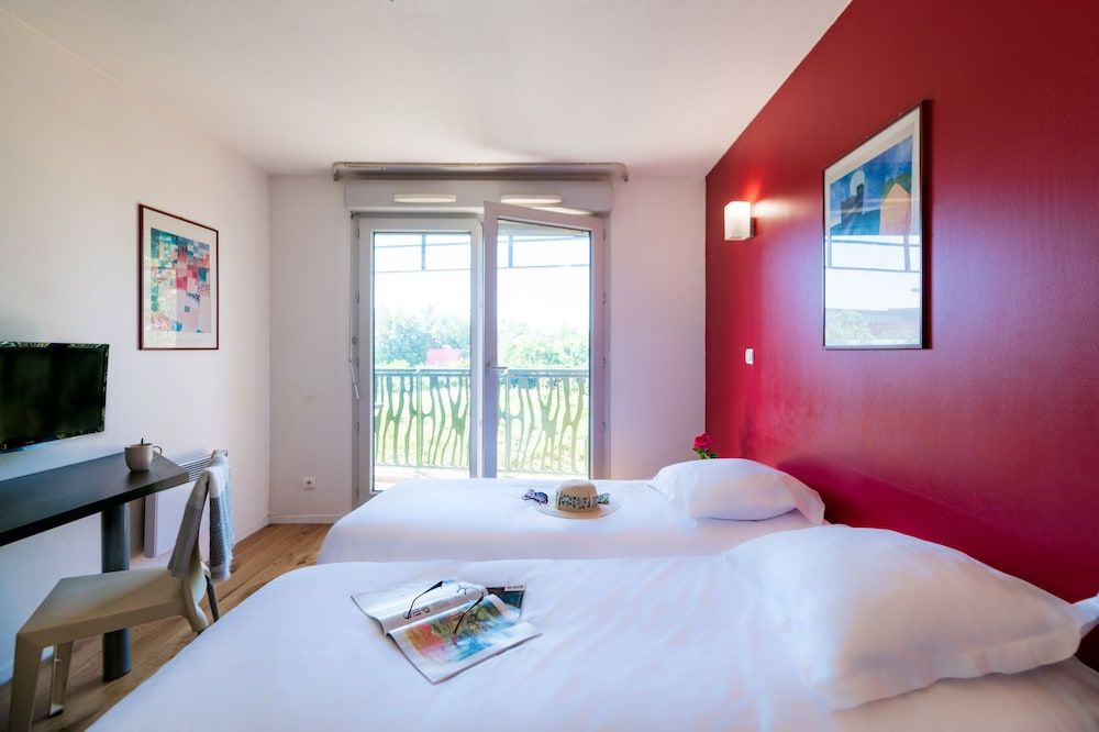 Cerise Valence Studio, 2 Twin Beds 3