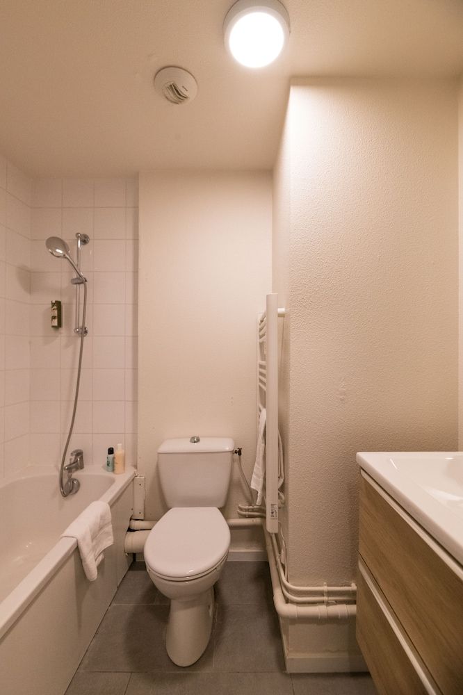 Cerise Valence Studio 3 people 4