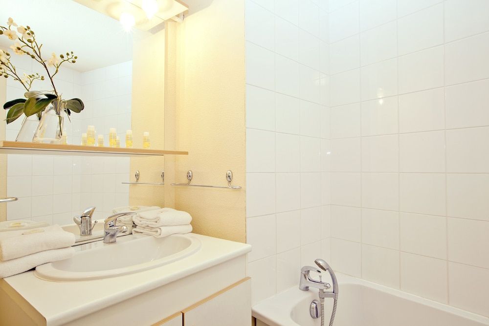 Cerise Valence Studio, 2 Twin Beds 5