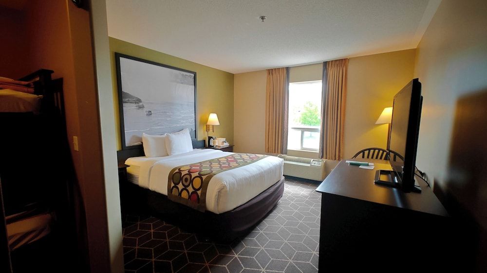 Suite, 1 Bedroom, Non Smoking (1 Queen and 1 Bunk Bed)