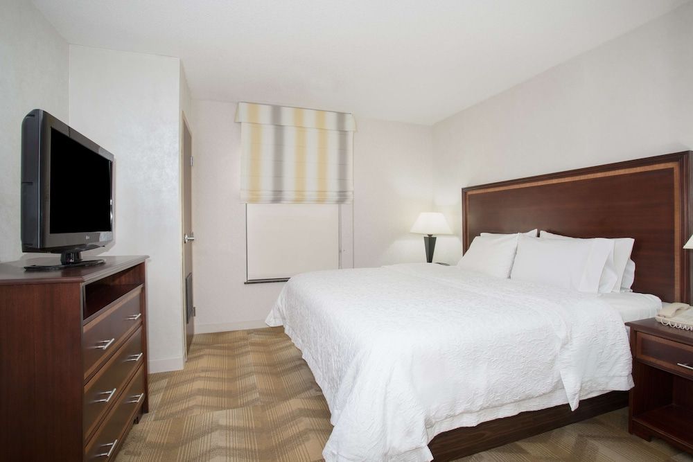 Suite, 1 King Bed, Accessible, Non Smoking