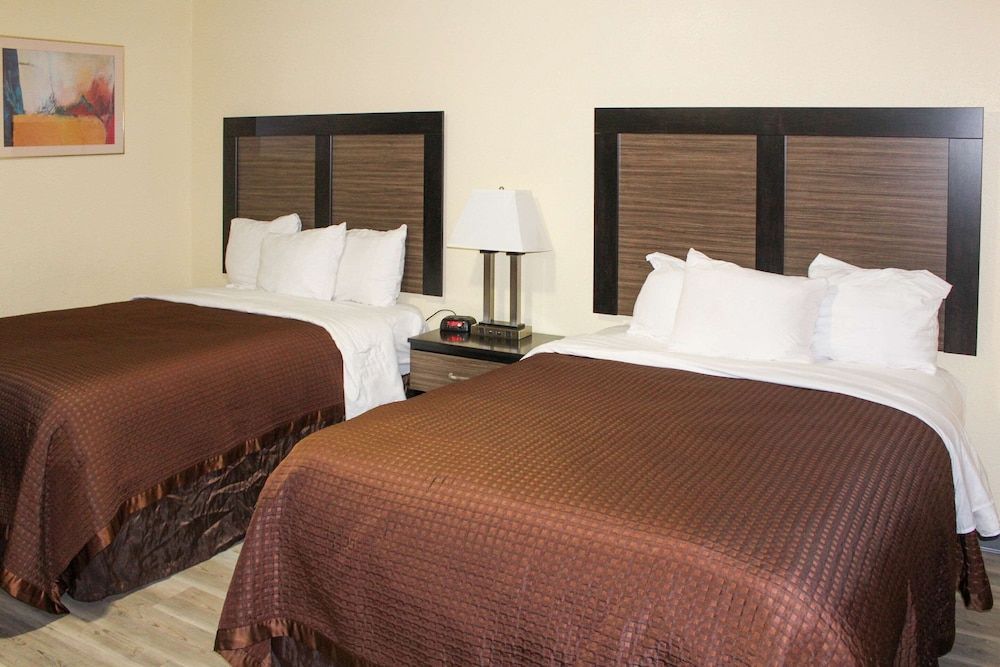 Room, 2 Queen Beds, Bathtub
