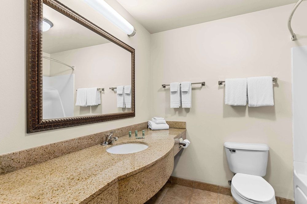 Best Western Legacy Inn & Suites Beloit/South Beloit Suite, 1 King Bed, Accessible, Non Smoking (Walk-in Shower) 3