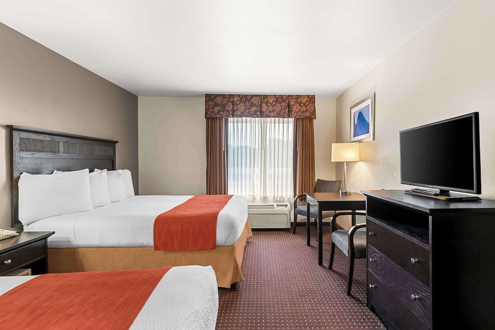 Best Western Legacy Inn & Suites Beloit/South Beloit Standard Room, 2 Queen Beds, Non Smoking, Refrigerator & Microwave 3