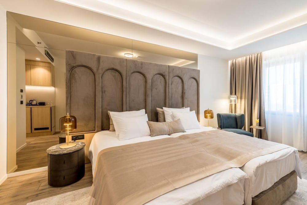 undefined Atrium Hotel 10