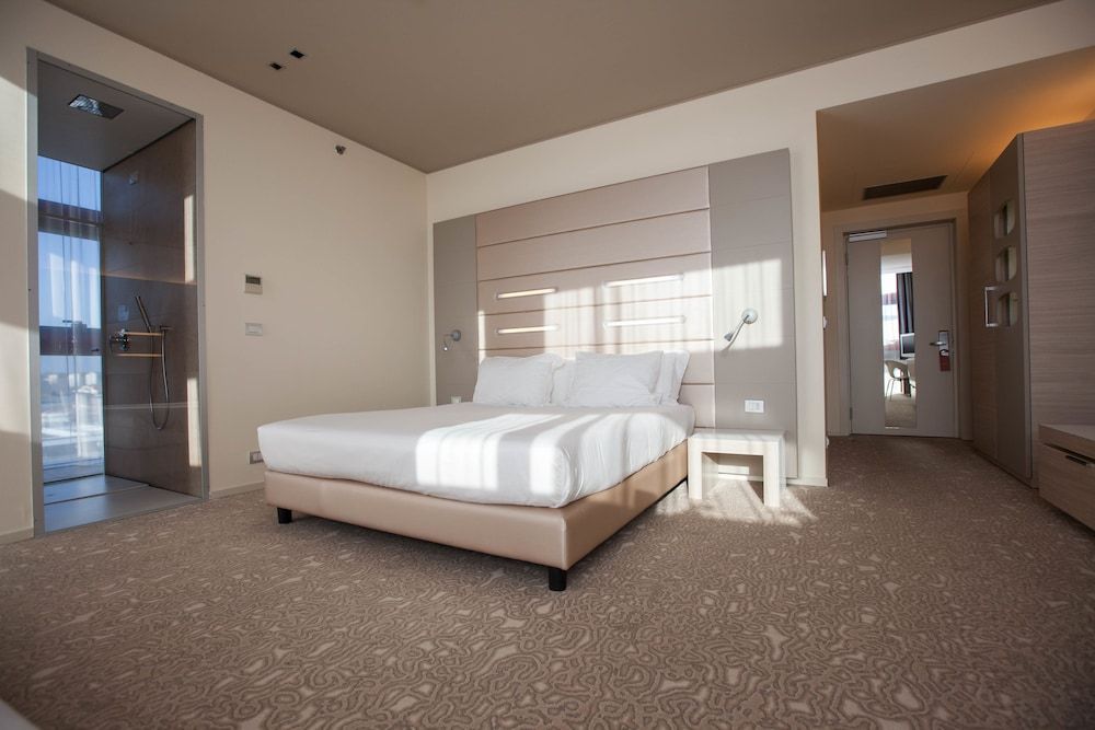 Superior Room, 1 King Bed, Non Smoking (Larger Room)