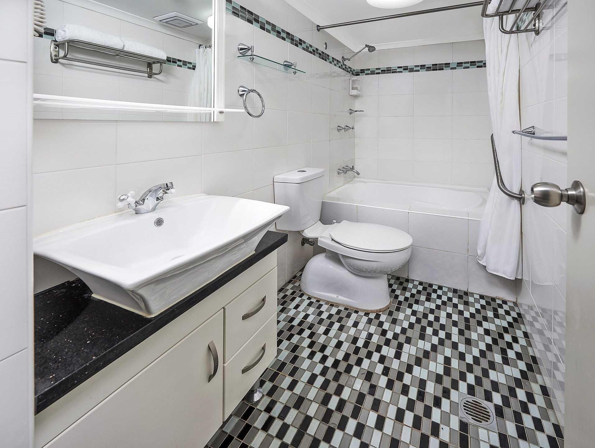 1 Queen Bed, 2 Single Beds, Suite, Nonsmoking, Upgrade