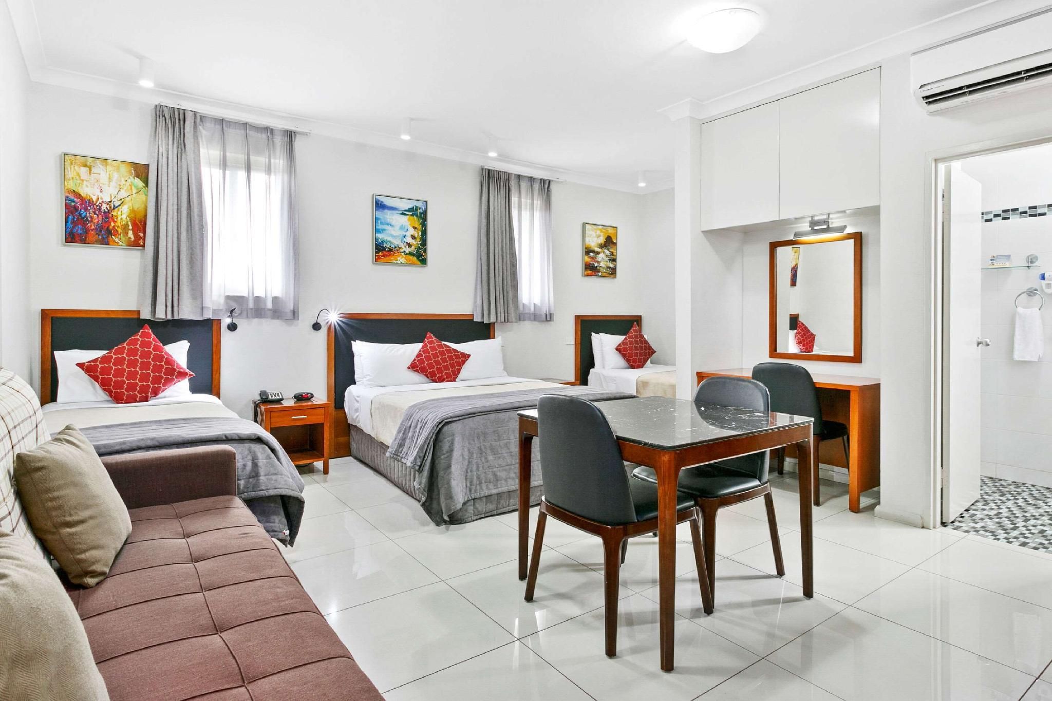 1 Queen Bed, 2 Single Beds, Nonsmoking