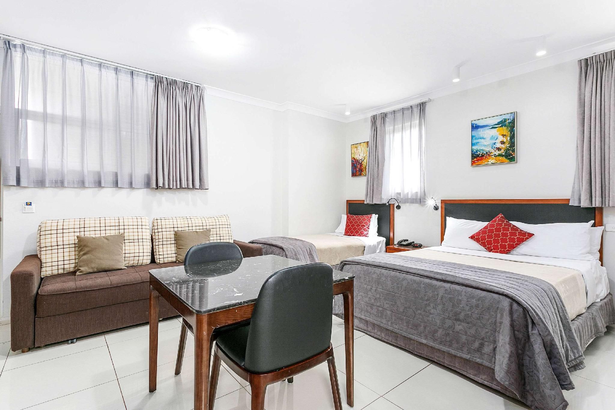 1 Queen Bed, 2 Single Beds, Nonsmoking