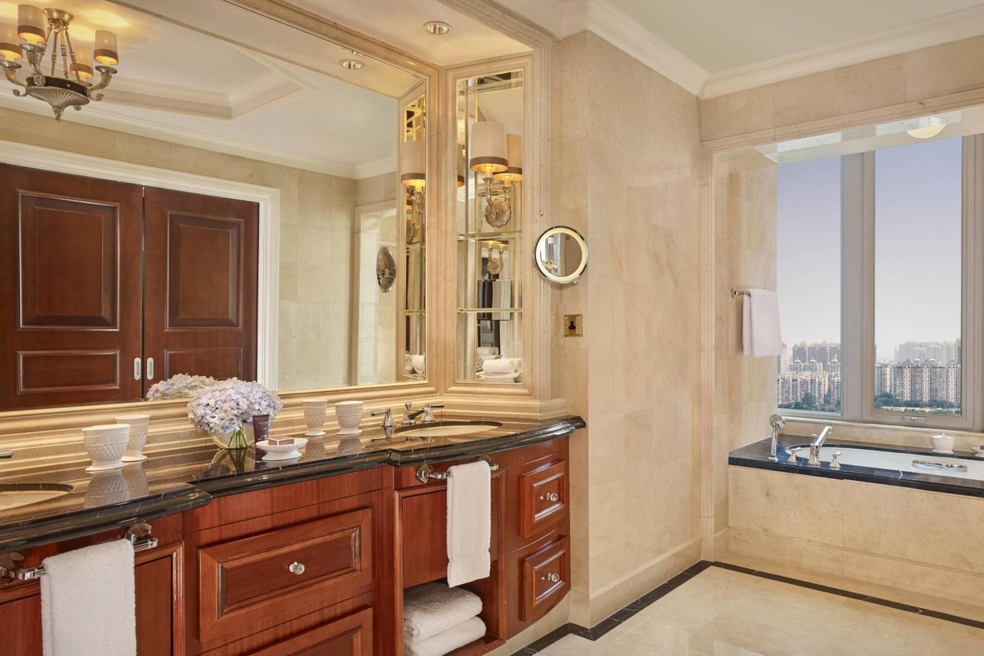 Club Tower River Suite, Club level, 1 Bedroom Suite, 1 King, Canton Tower view, River view
