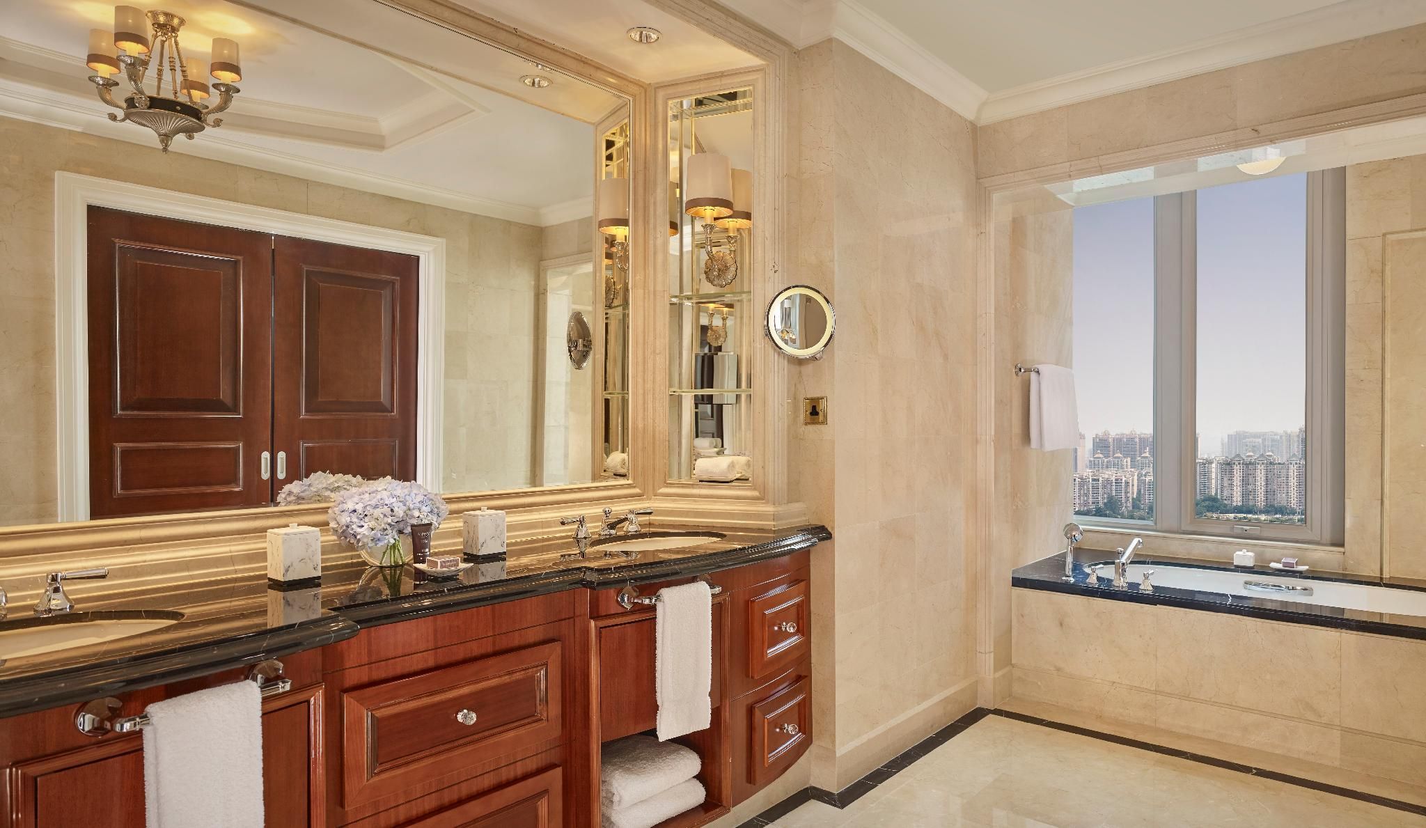 Deluxe City View Suite, 1 Bedroom Suite, 1 King, City view
